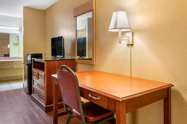 2 Double Beds (9 of 13)