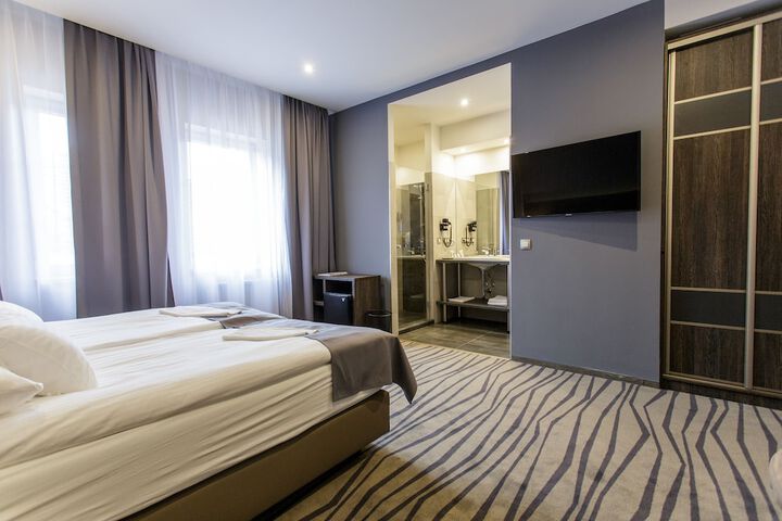 Room 9 of 32