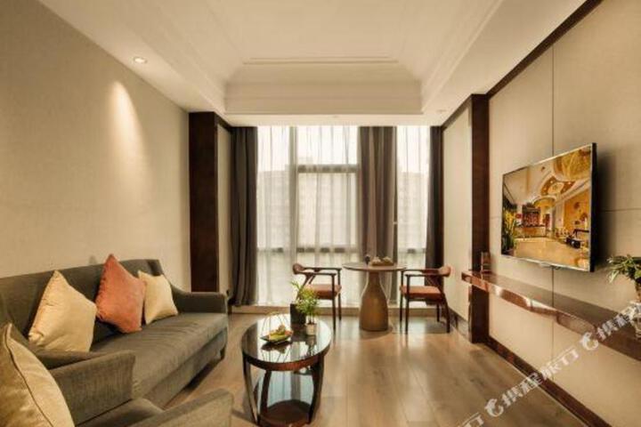 Pulun Hotel (Shaoxing Didang Shimao Plaza)