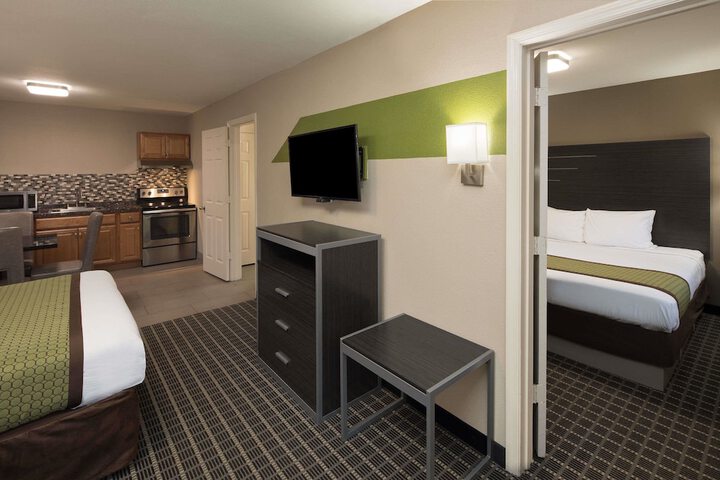 1 King Bed (6 of 17)