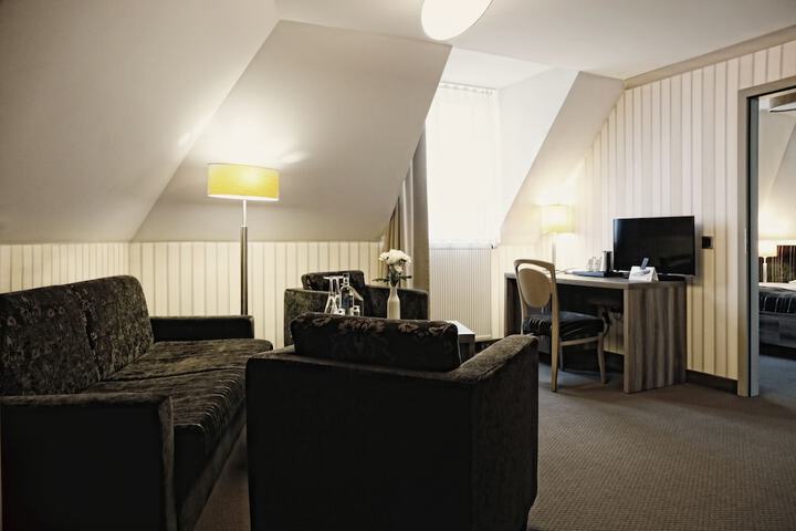 Room 12 of 89