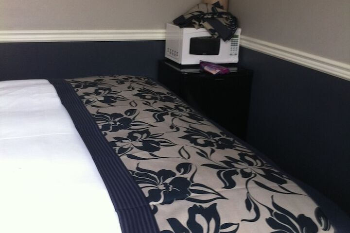 Room 9 of 16