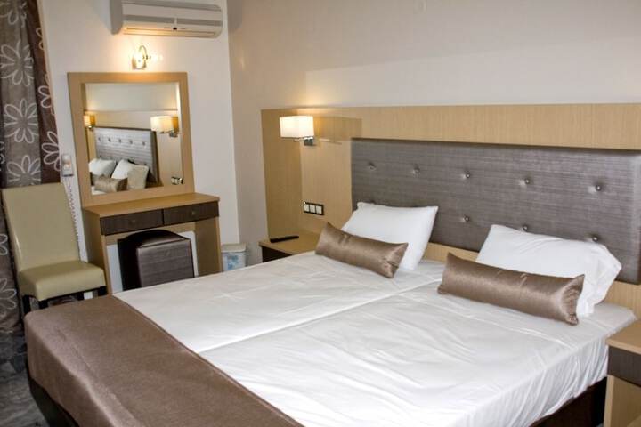 Room 5 of 33