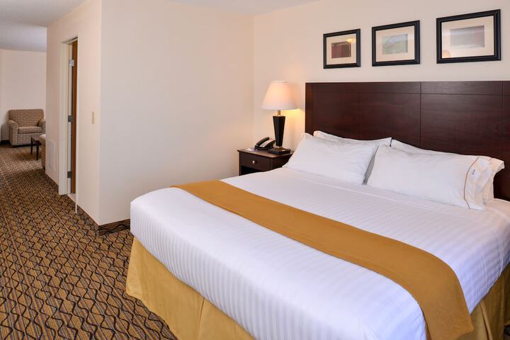 1 King Bed (12 of 20)