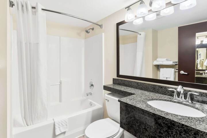 1 Queen Bed Microwave and Refrigerator Sofa Bed High Speed Internet Accessible Full Breakfast (12 of 21)
