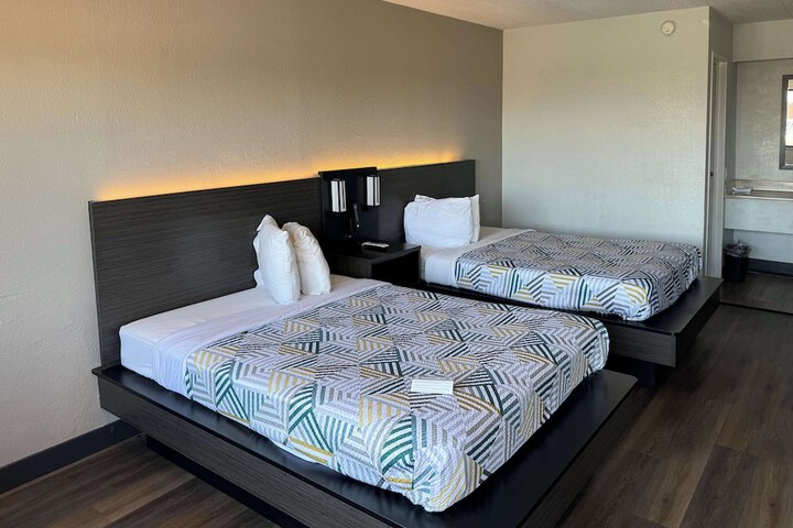 2 Double Beds (2 of 4)