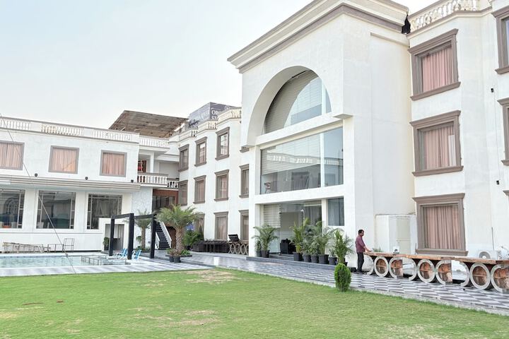 Hotel Exterior 27 of 28