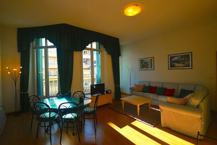 Room 5 of 12