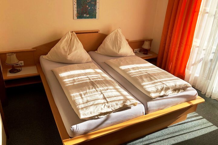 Room 4 of 43