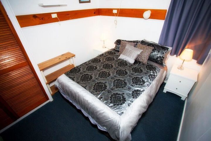 Room 6 of 33