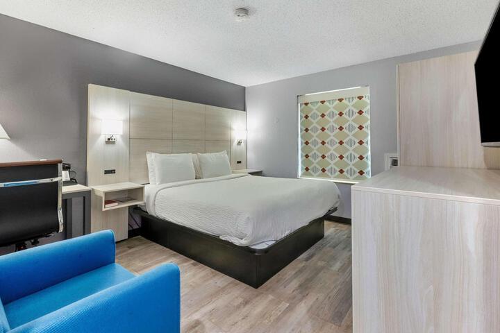1 Queen Bed Mobility Accessible Bathtub with Grab Bars (8 of 11)