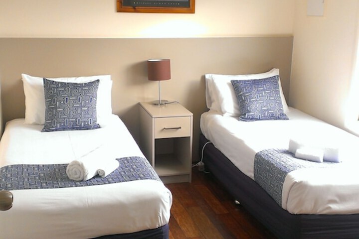 Room 7 of 99
