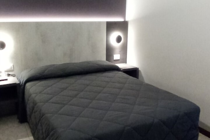 Room 7 of 27