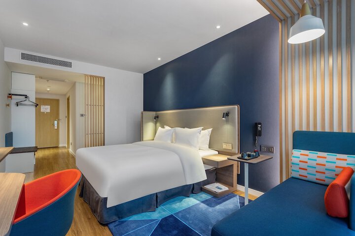 Room 8 of 32