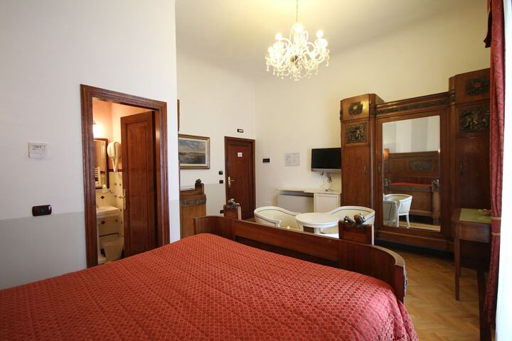 Room 9 of 31