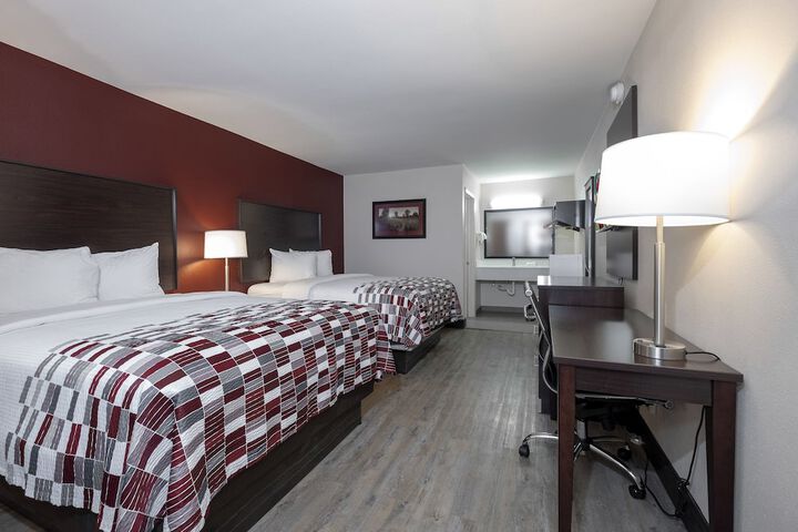 Deluxe 2 Queen Beds (2 of 8)