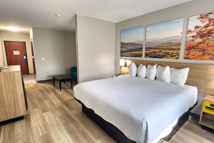 1 King Bed | (9 of 11)
