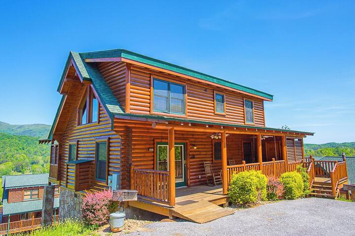 MISTY MOUNTAIN HIDEAWAY BY VTRIPS in Sevierville, TN