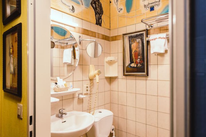 Room 27 of 46