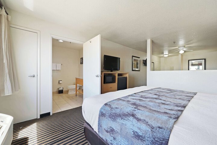 1 King Bed Business Desk Microwave and Refrigerator High Speed Internet Accessible Safe (13 of 20)