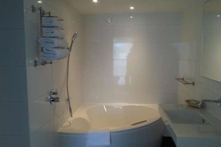 Room 15 of 28