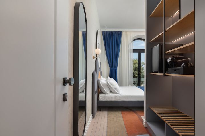 Room 3 of 61