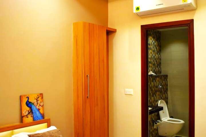 Room 4 of 17