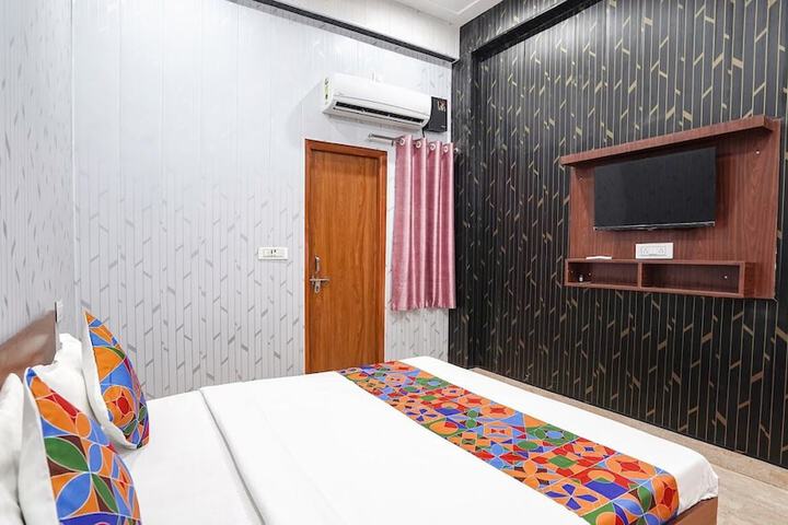 Room 3 of 28