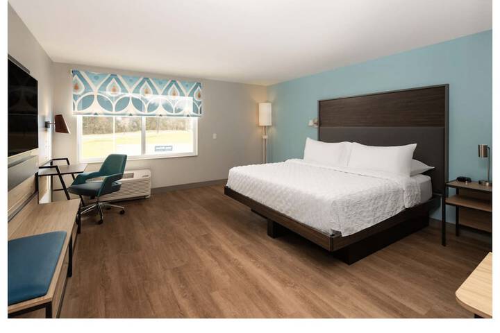 1 King Bed (3 of 14)