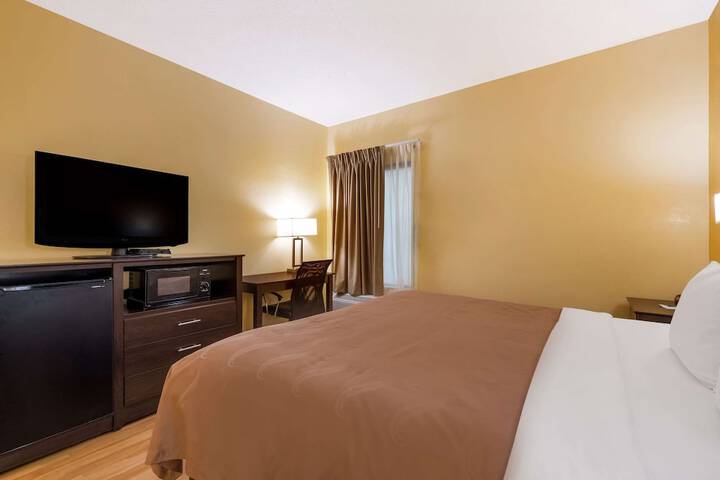 1 King Bed (3 of 17)