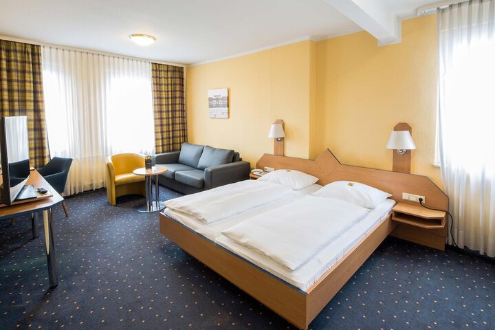 Room 9 of 32