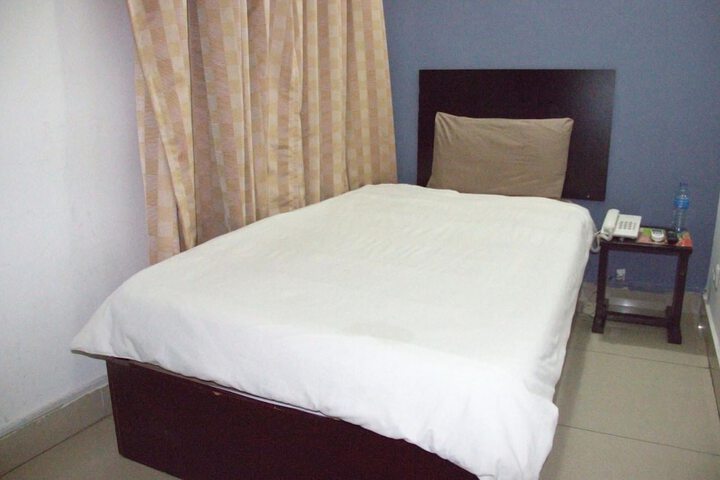 Room 4 of 9