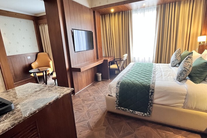 Room 10 of 33