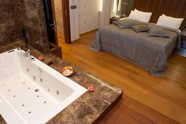 Room 16 of 35