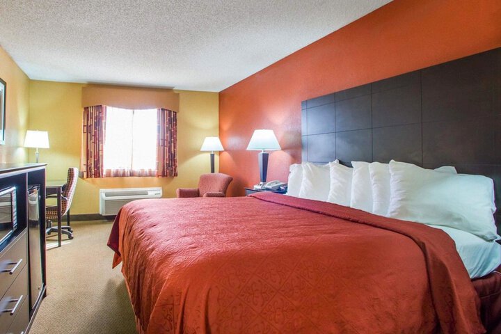 1 Queen Bed Accessible (1 of 10)