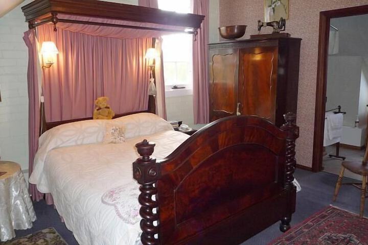 Room 4 of 18