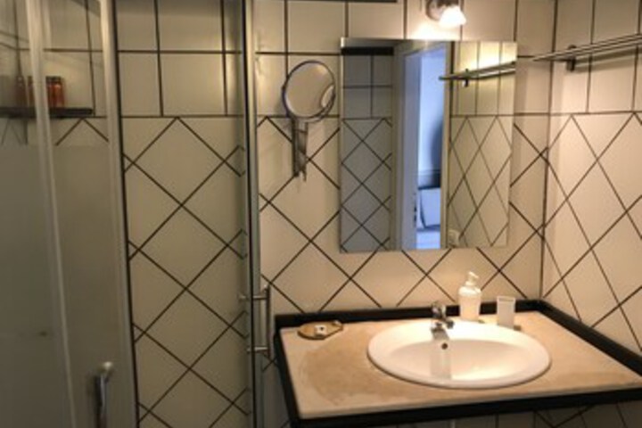 Room 2 of 55