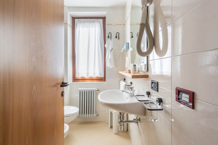 Room 52 of 100