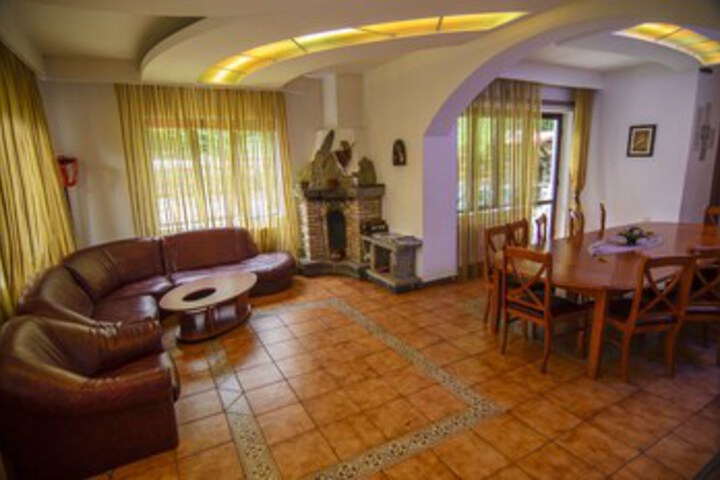Lounge 16 of 47
