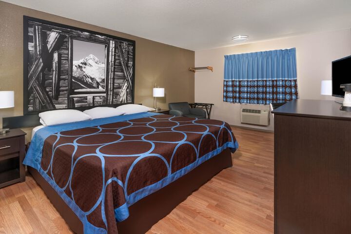 Room 10 of 32