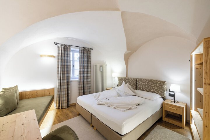 Room 6 of 100