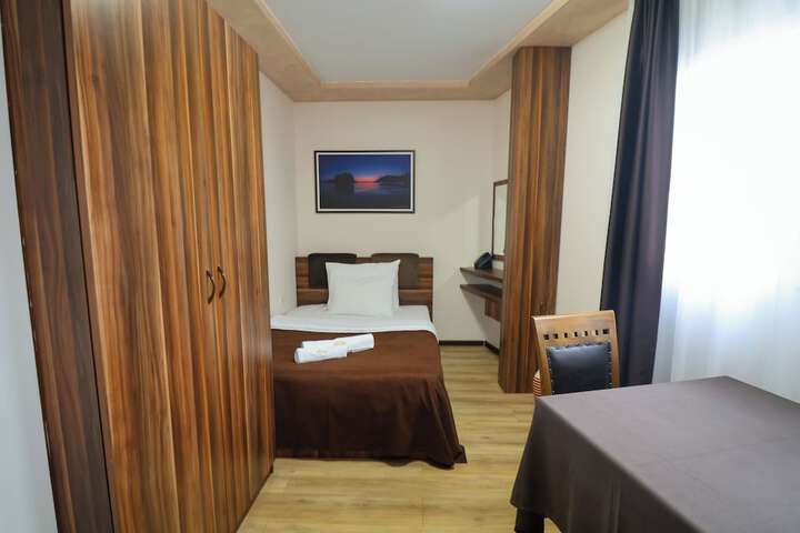 Room 7 of 98