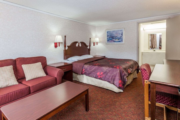 1 Queen Bed (3 of 9)