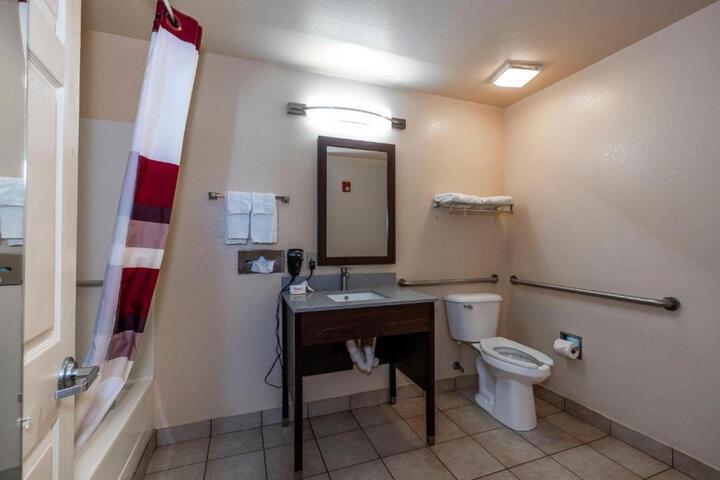 ADA Accessible Deluxe King (16 of 22)