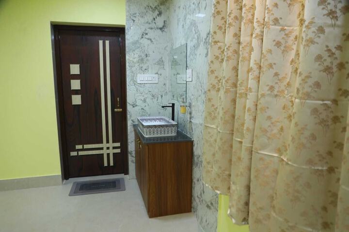 Room 6 of 27