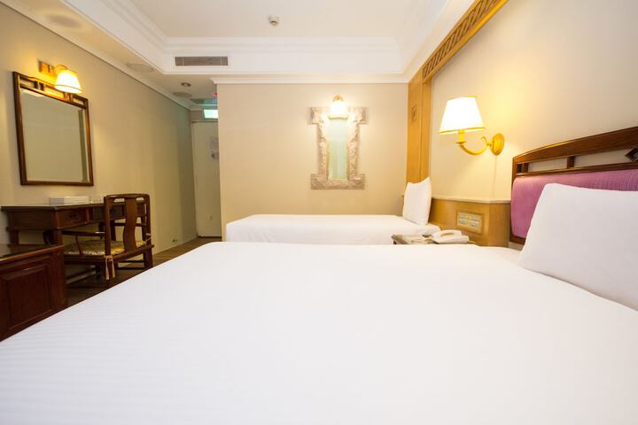 Room 7 of 18