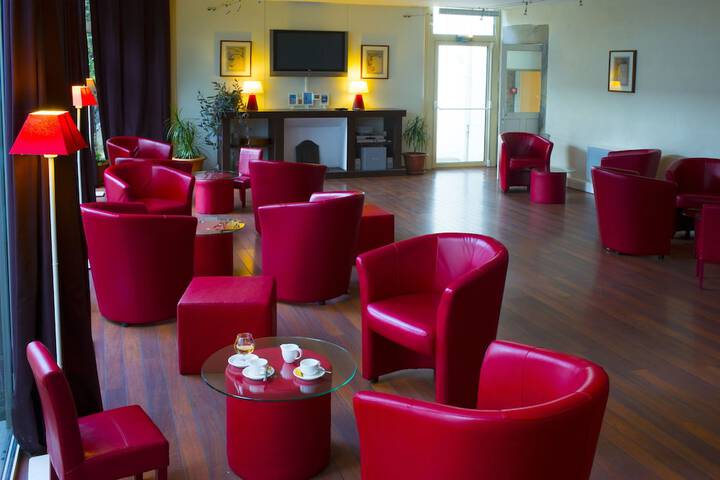 Lounge 24 of 41