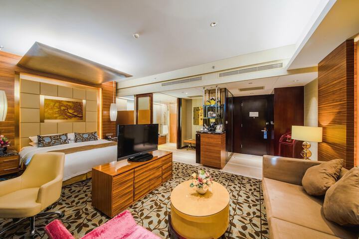 Room 28 of 213