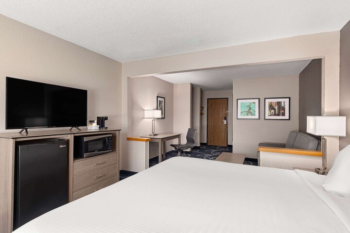 1 King Bed (1 of 11)