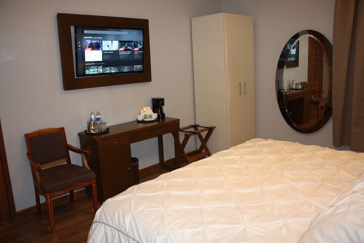 Room 4 of 80